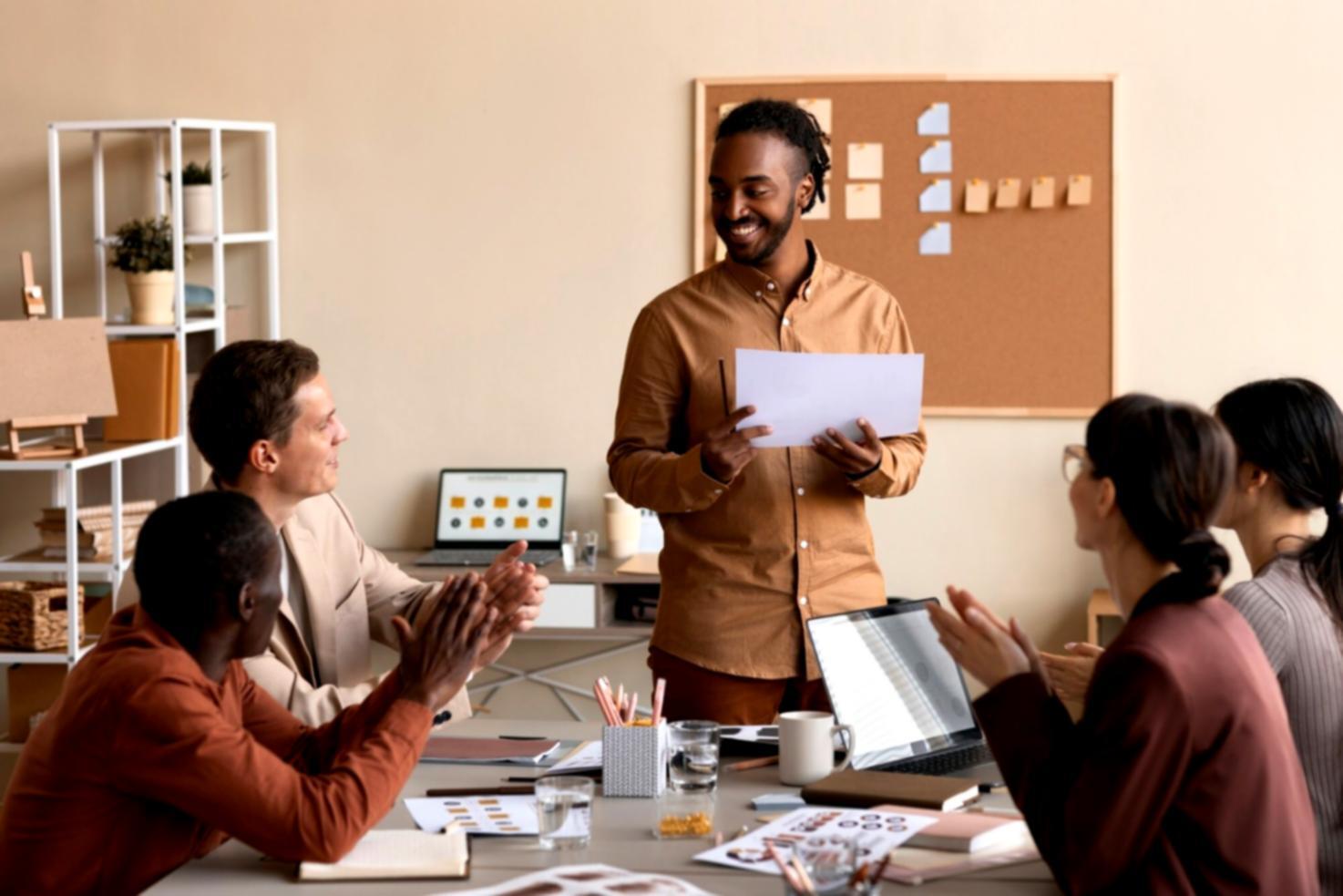 Gruppe von Finanzanalysten bei der gemeinsamen Arbeit an Modellen